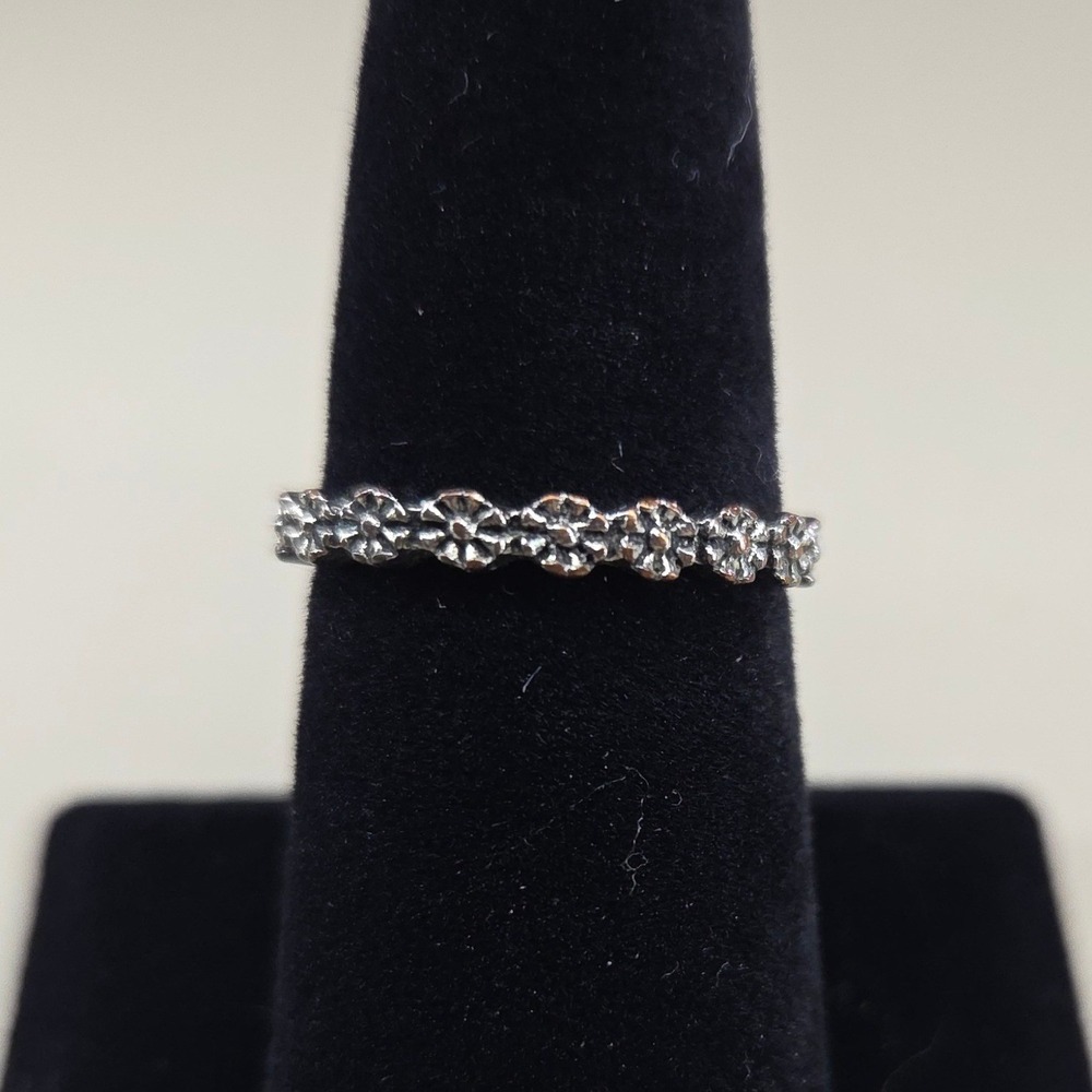Silver Tone Daisy Flower Eternity Band Ring Floral Stackable Boho Size 7.5 0355